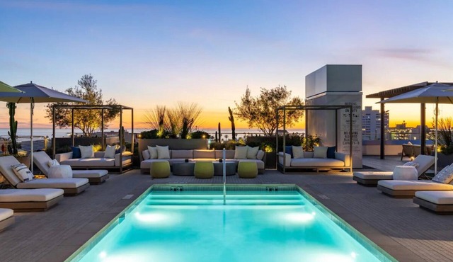 The Clocktower Retreat - Designer 2BR/2BA I SM I Pool & Parking