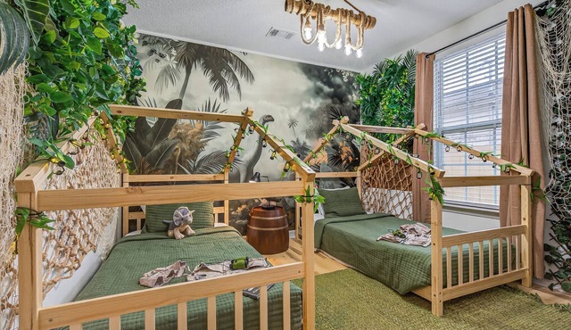 The Funky Peacock. Bold 3BR Near Downtown