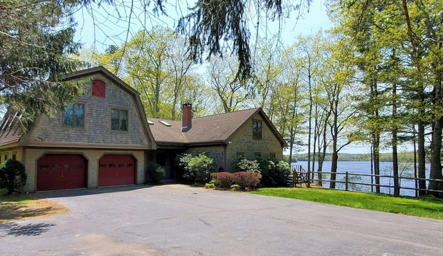 The Lake House- canoes, kayaks, pool table, ping pong table, sleeps 16