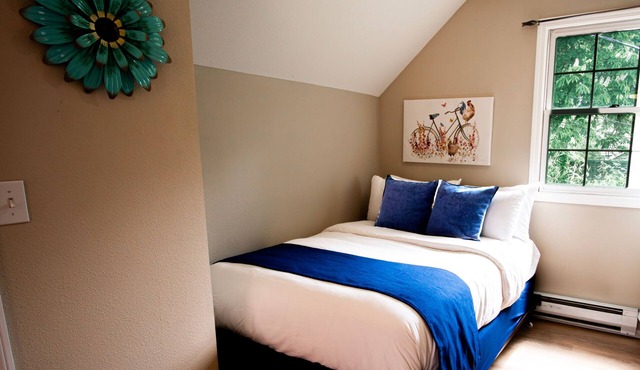 The Mayor Suite - A Peaceful Downtown Studio by St. Luke's