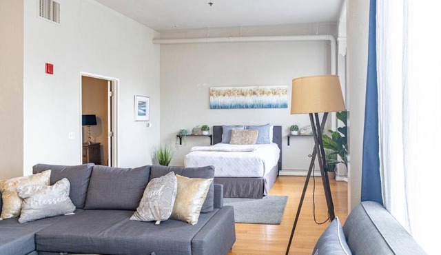 Top Floor Walk to Conv Center Free Parking