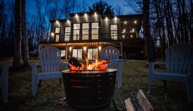 Travelers Dream - Contemporary Lakeside Home w/Hot Tub, Pet-Friendly, New Build