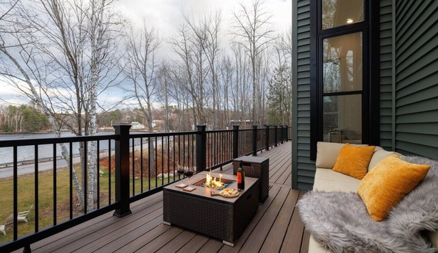 Travelers Dream Home | Hot Tub | Pet-Friendly | Sunsets | Walk to Town!