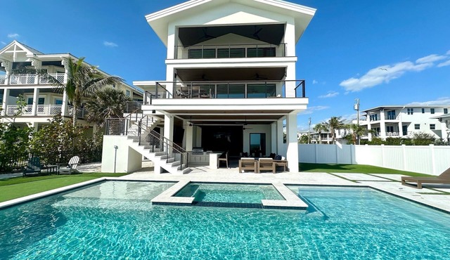 True Beachfront - 2 Beachfront Masters - Best Location!
