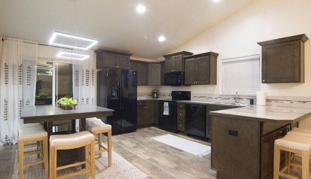 TWO Houses NEXT DOOR! 6bed/4bath Sleeps 16 total!