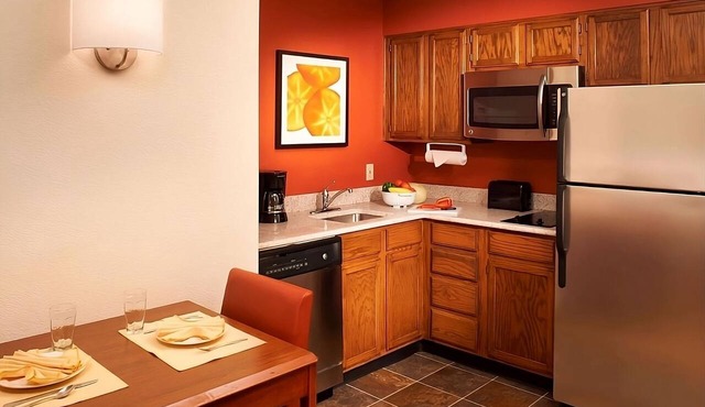 TWO Pet-friendly 2BR Suite with Full Kitchen! Free Breakfast, Swimming Pool