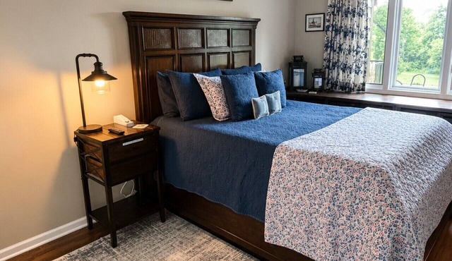 Updated 2-bed golf villa with views, fireplace & Galena Territory access