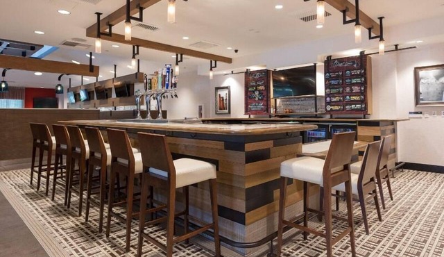 Vacation Day Is Always A Great Idea! Close to Anaheim Garden Walk w/Pool