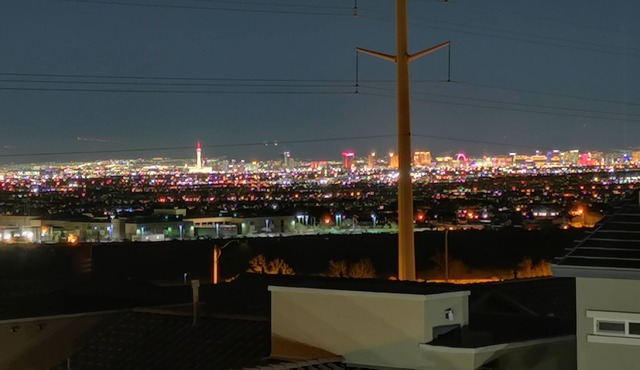 Vegas Valley Views!! Family friendly gated Vegas neighborhood.