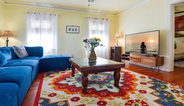 Venice Beach Garden Oasis ~ Steps to Beach, Parking, Gated Yard, BBQ, Sun Deck
