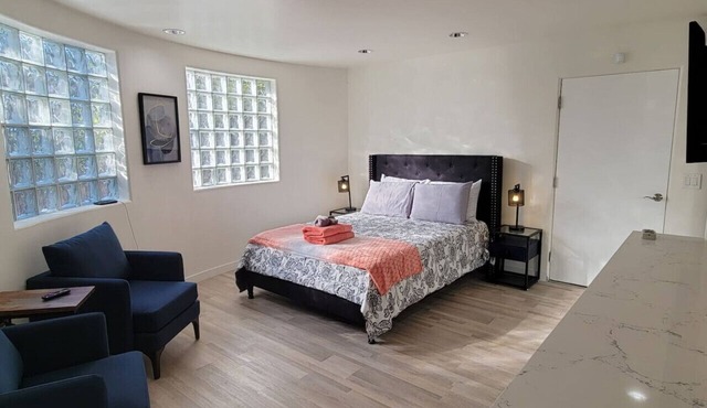 Venice Beach Studio Steps to the Beach and Sand A+