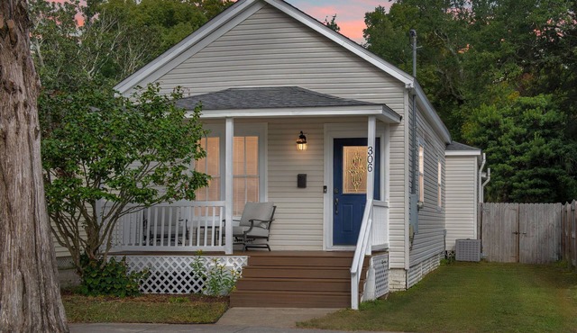 Walk to Palafox St.; Beach 14 min drive, sleeps 6