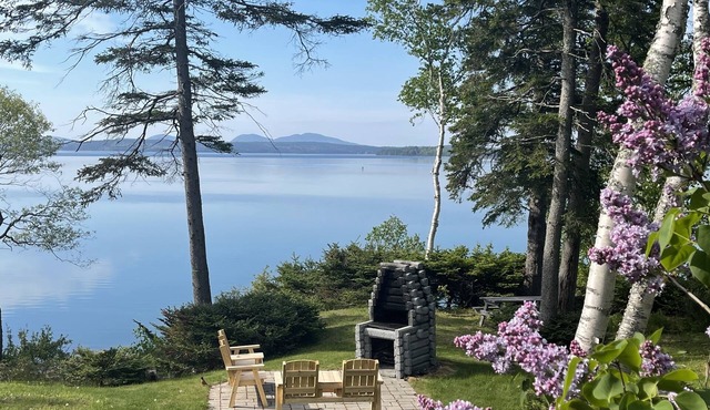 Waterfront, 10 miles to Bar Harbor, AC in master bdrms, private, quiet setting