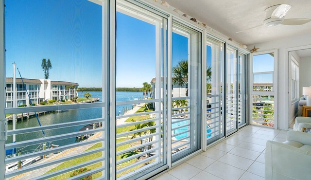 Waterfront 2-Bedroom Retreat in Longboat Key