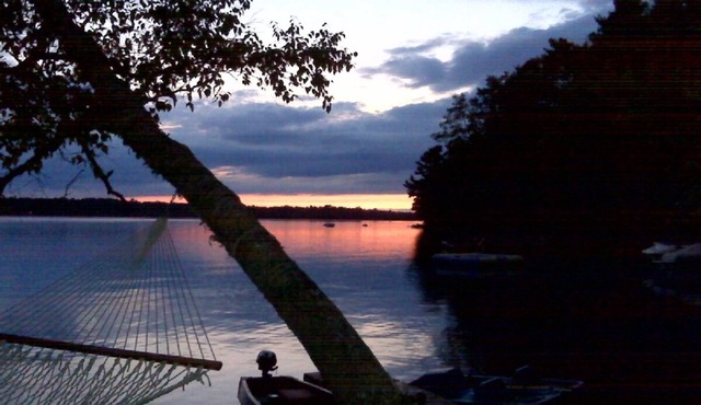 Waterfront Lakefront Cottage, Sleeps 6. Parking.