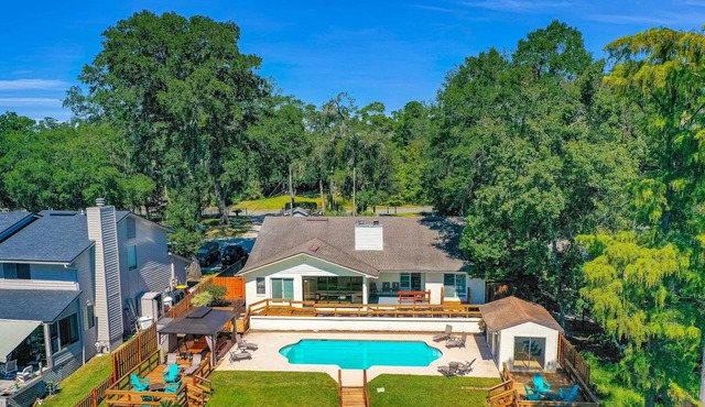 Waterfront retreat with private pool, pool house, alfresco dining & 2 kitchens