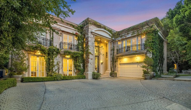 Wendover Mansion - 6BR Neoclassical BH Retreat w/Pool, Near Rodeo