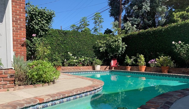 West LA charmer with private pool sleeps 4-6. Registration No: HSR22-000493