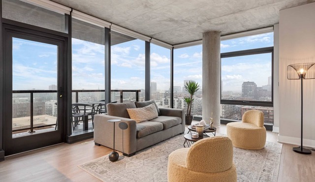 West Loop 2BR, Walk to Top Restaurants, Sleeps 5