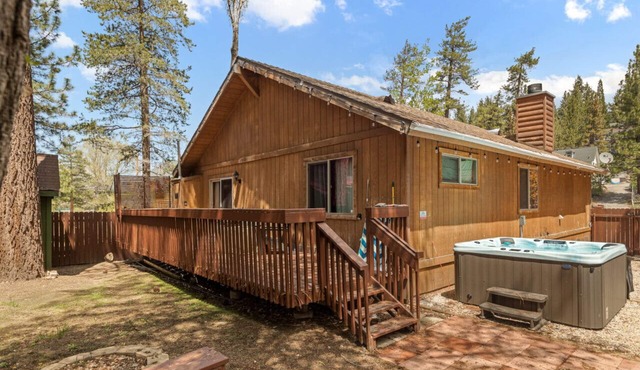 Willow Bear Log Cabin in Big Bear Lake + Hot Tub + Walk to Lake/Games