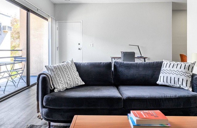 Airy West Hollywood 2BR near TJ, W 3rd St, Beverly Center, by Blueground