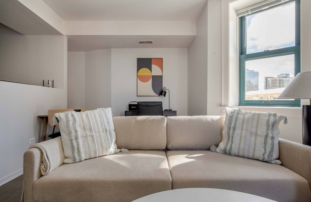 Exquisite South Loop 1BR nr L & Grant Park, by Blueground