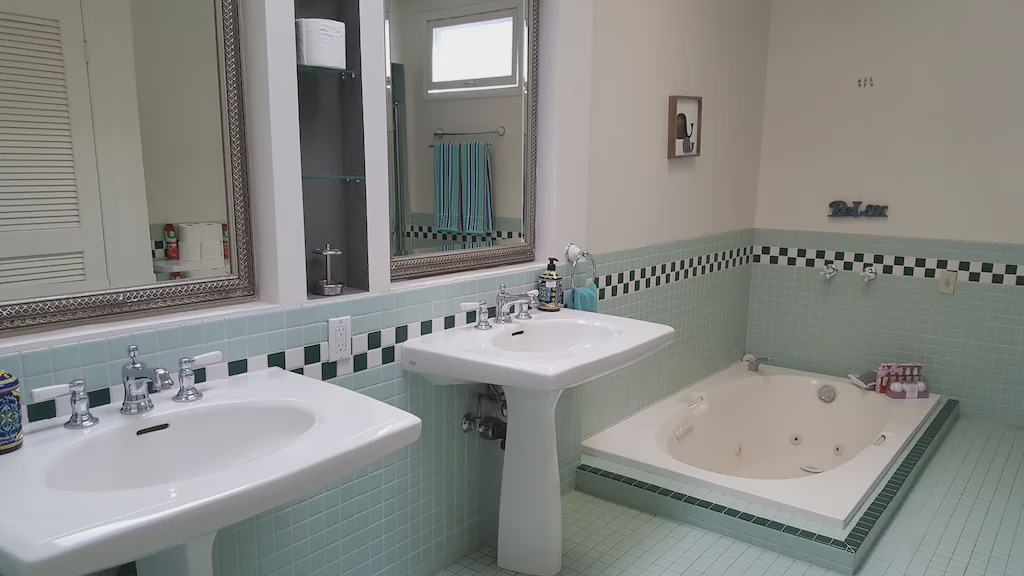 Photo of Bathroom in Hollywood Dell