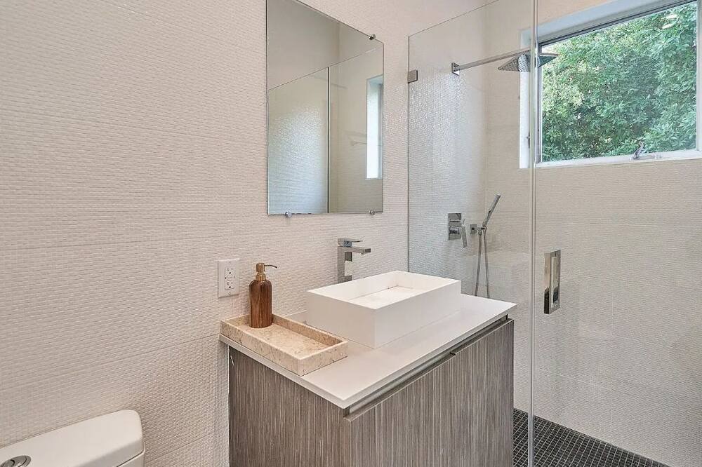 Photo of Bathroom in Greater Wilshire - Hancock Park