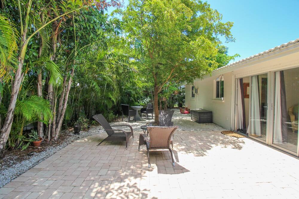 Photo of Outdoor in Gulf Gate Estates
