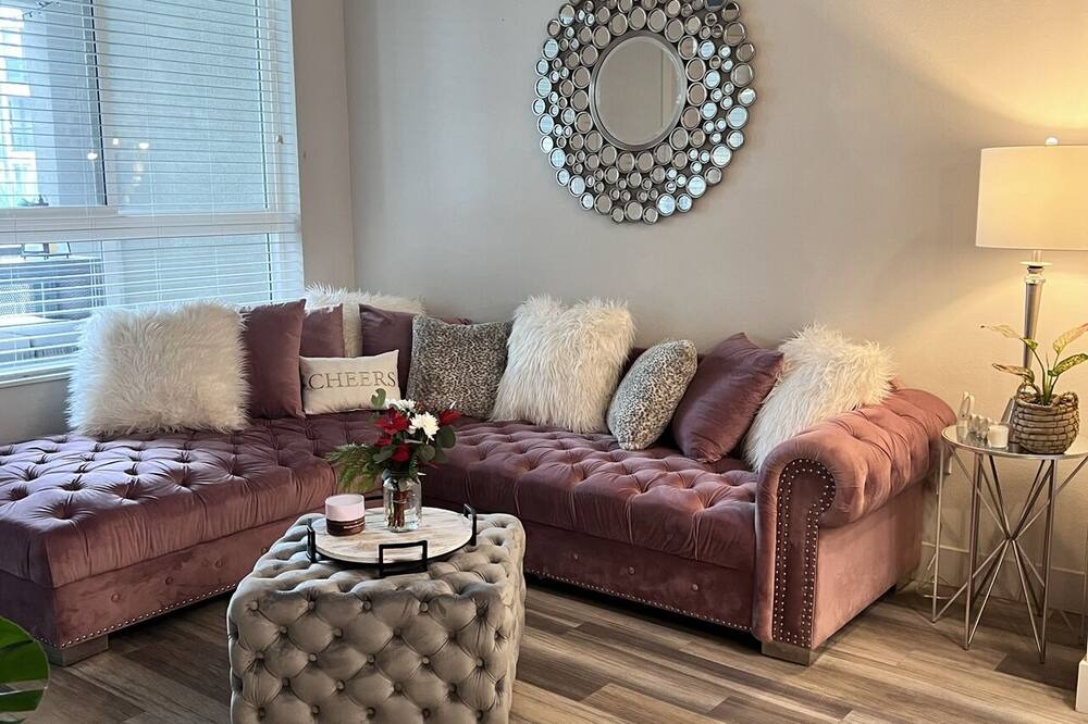 Photo of Livingroom in Platinum Triangle