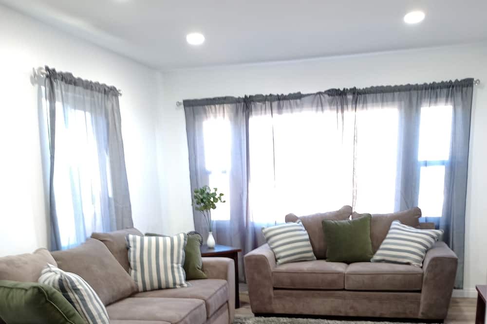 Photo of Livingroom in Culver - West