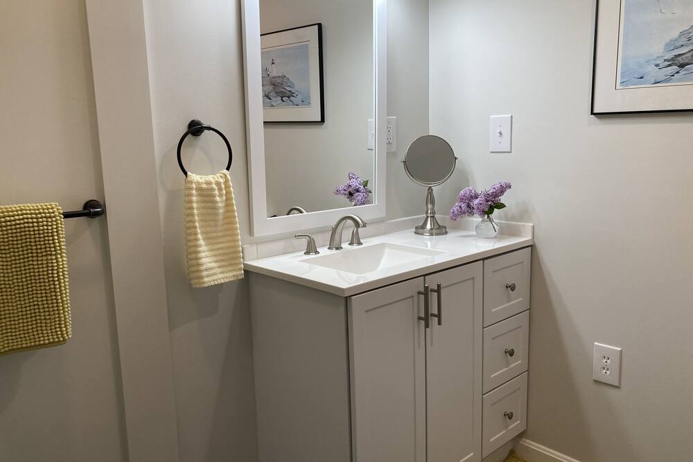 Photo of Bathroom in Warren