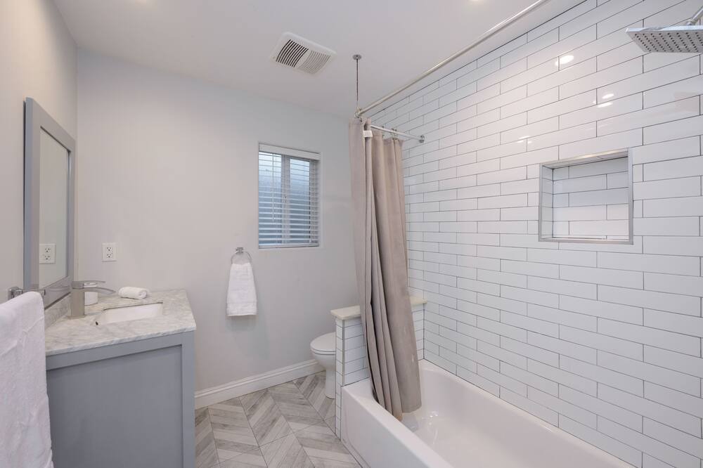 Photo of Bathroom in Downtown Los Angeles
