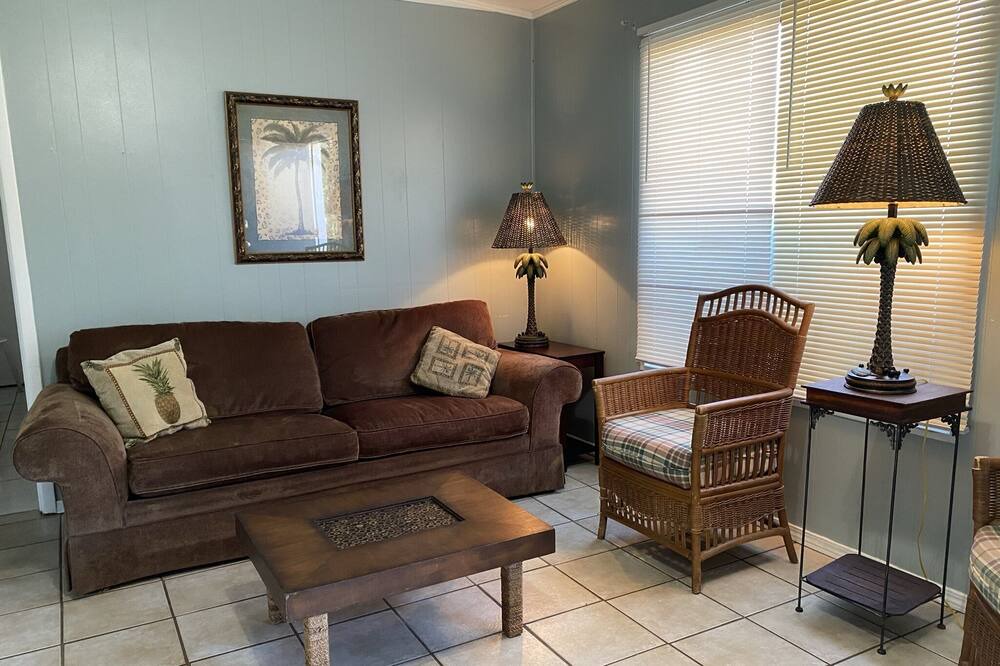Photo of Livingroom in Biltmore Beach