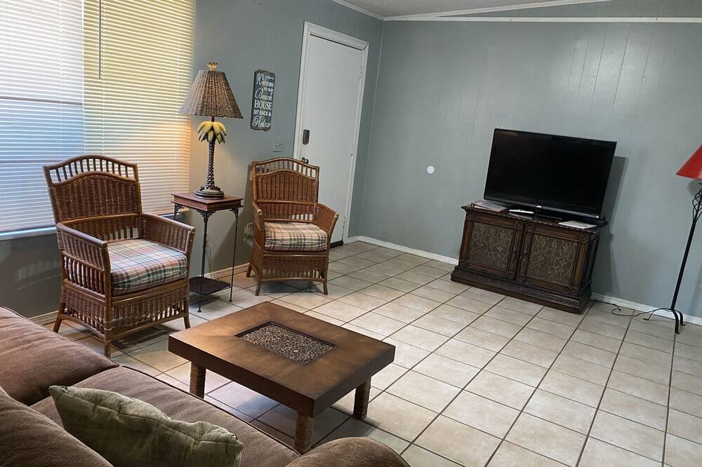 Photo of Livingroom in Biltmore Beach