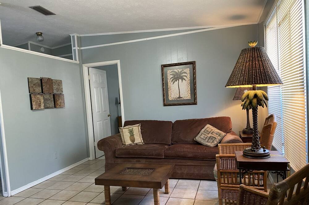 Photo of Livingroom in Biltmore Beach