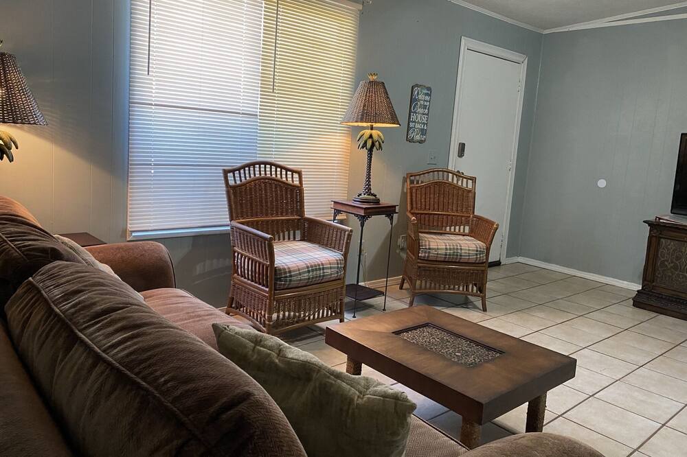 Photo of Livingroom in Biltmore Beach