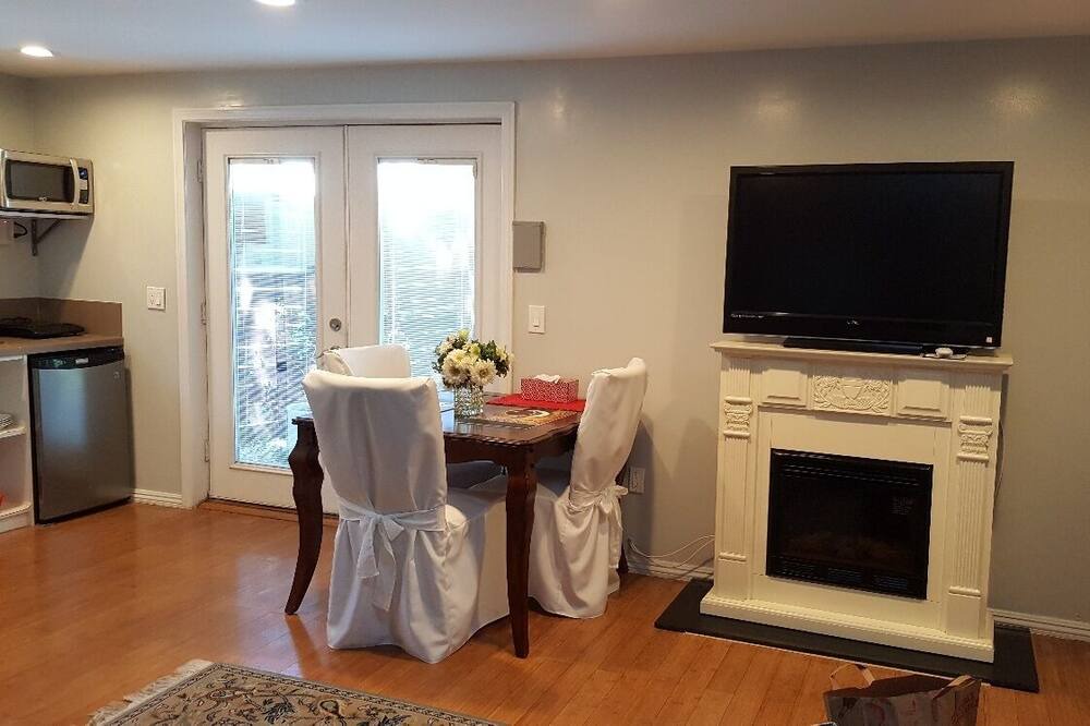 Photo of Livingroom in West Los Angeles
