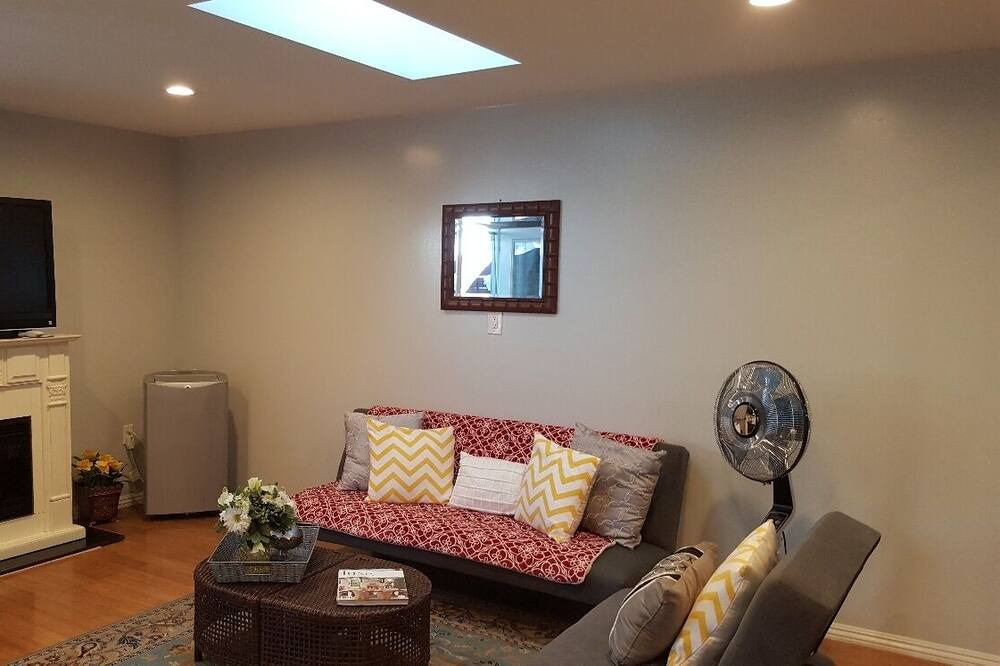 Photo of Livingroom in West Los Angeles