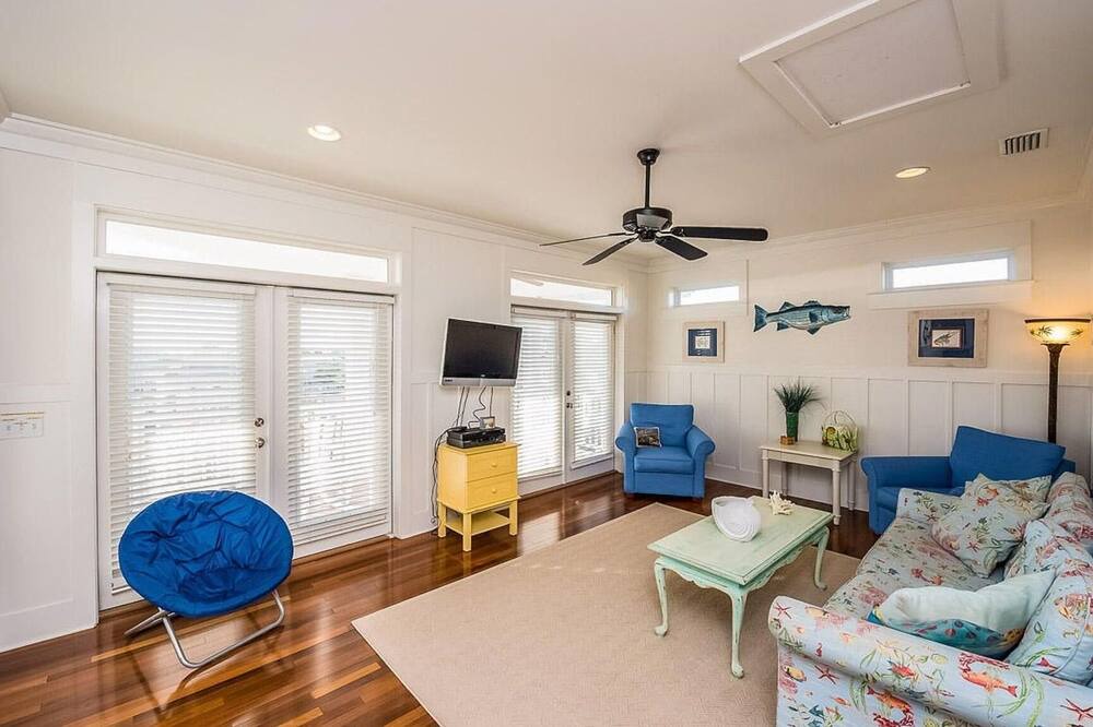 Photo of Livingroom in Cassine Village