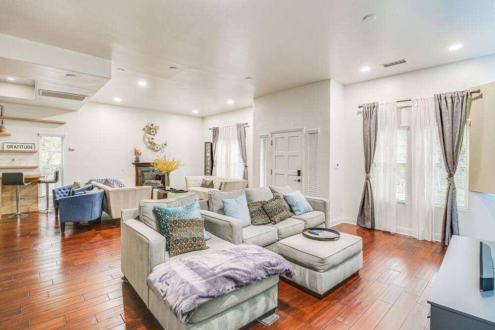 Photo of Livingroom in Anaheim Colony Historic District