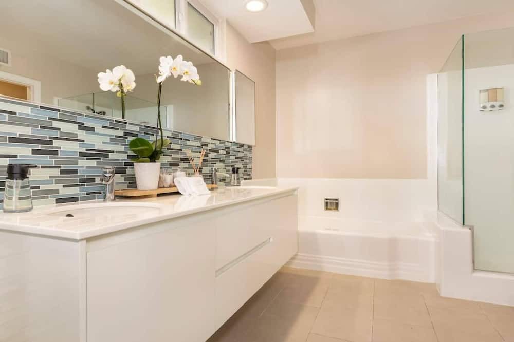 Photo of Bathroom in Ladera Heights