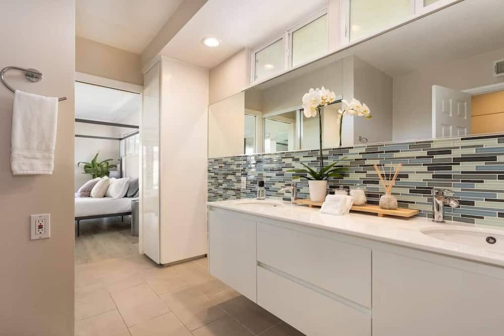 Photo of Bathroom in Ladera Heights
