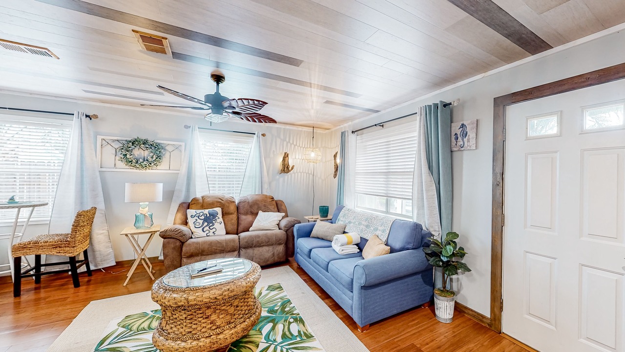 Photo of Livingroom in Biltmore Beach