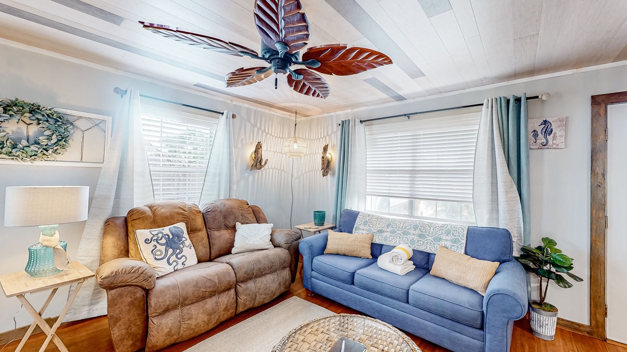 Photo of Livingroom in Biltmore Beach