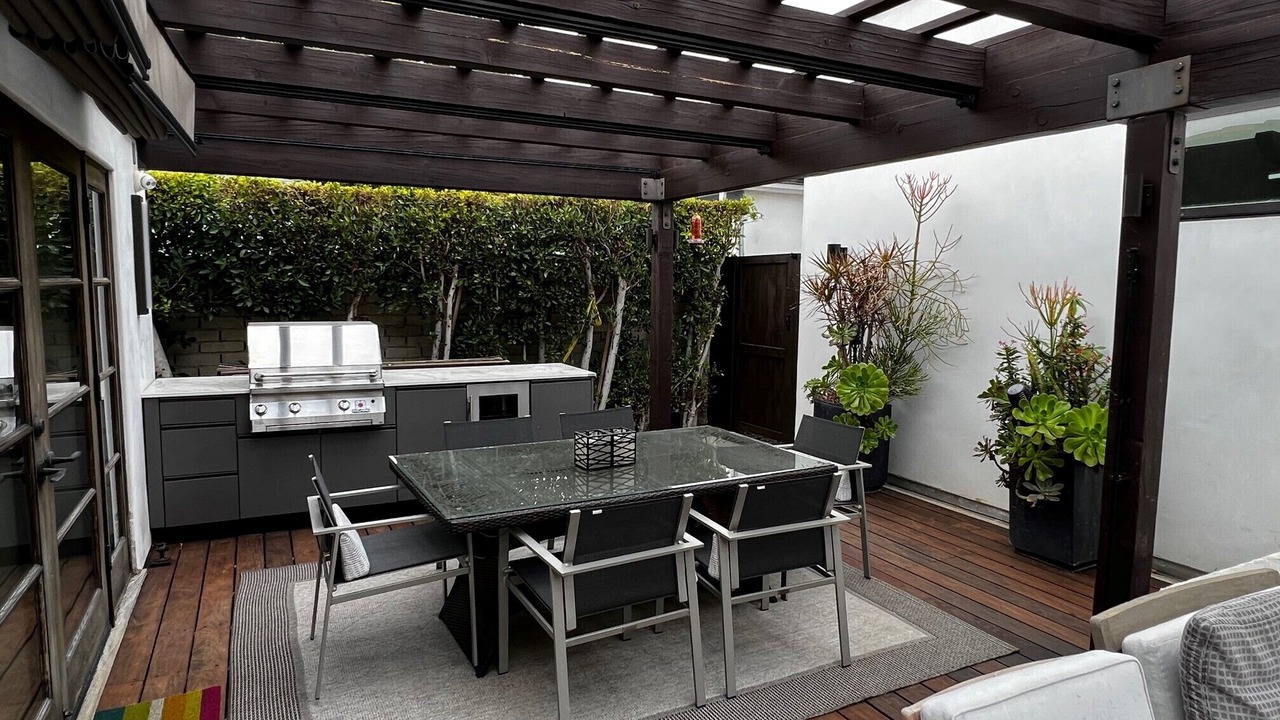 Photo of Outdoor in Miracle Mile