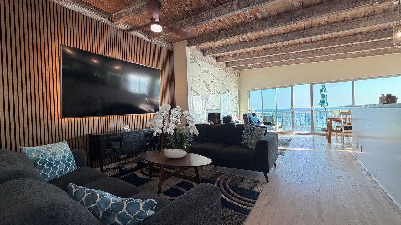 Photo of Livingroom in Central Malibu