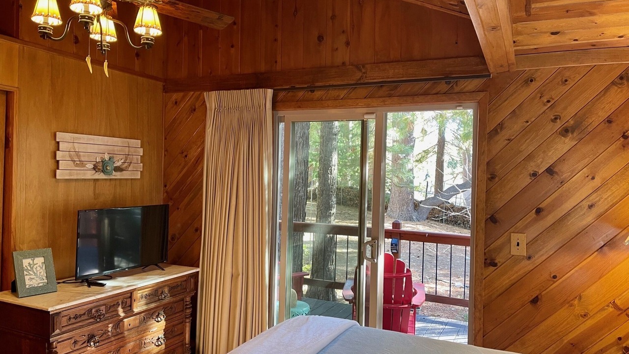 Photo of Bedroom in Running Springs