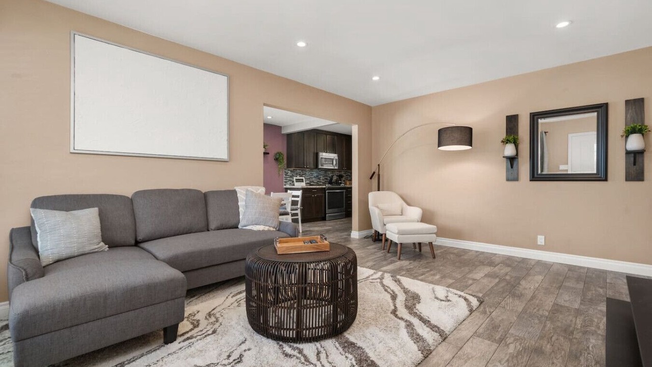Photo of Livingroom in Midway City