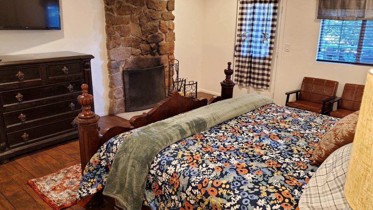 Photo of Bedroom in Twin Peaks